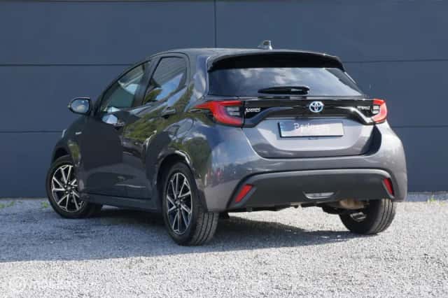 Toyota Yaris (2021) thumbnail 2