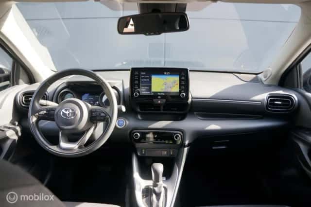 Toyota Yaris (2021) thumbnail 3