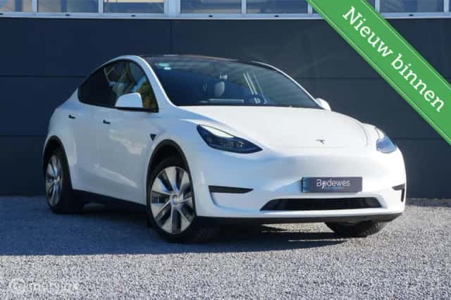 Tesla Model Y (2023) thumbnail 1