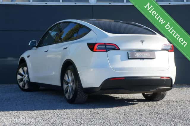 Tesla Model Y (2023) thumbnail 2