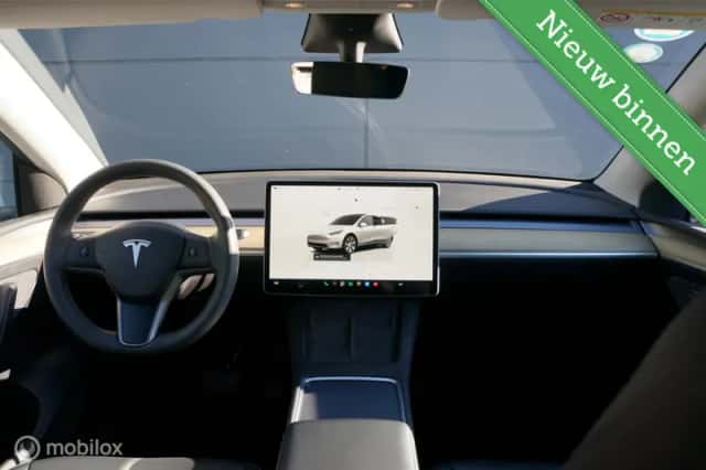 Tesla Model Y (2023) thumbnail 3