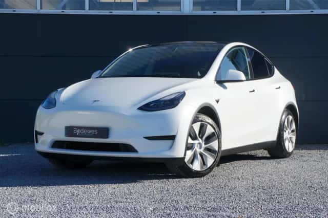 Tesla Model Y (2023) thumbnail 5