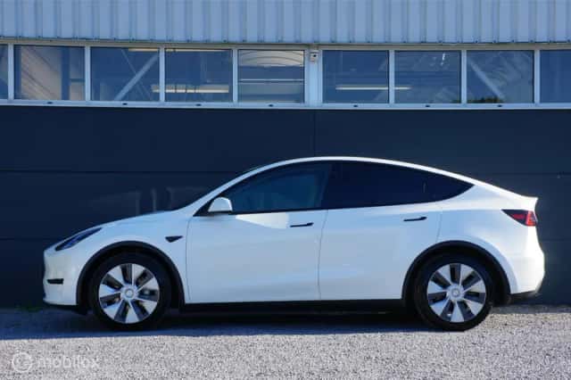 Tesla Model Y (2023) thumbnail 6