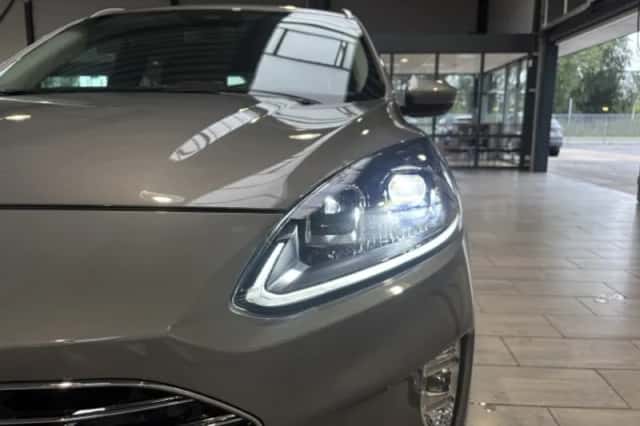 Ford Kuga (2023) thumbnail 3