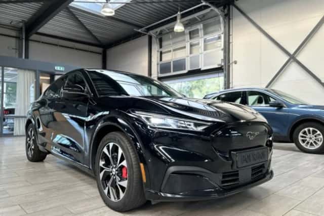 Ford Mustang Mach-E (2023) thumbnail 2