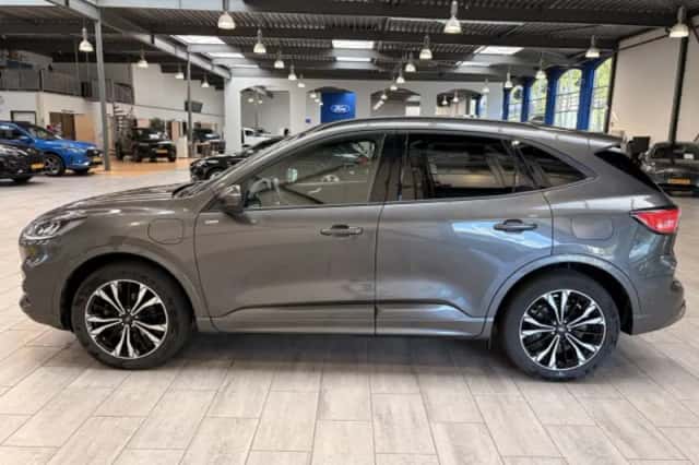 Ford Kuga (2023) thumbnail 2