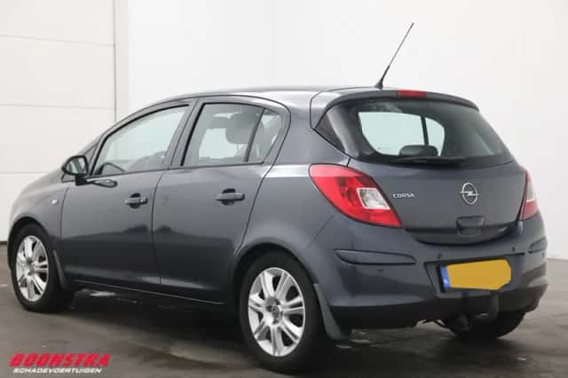 Opel Corsa (2010) thumbnail 4