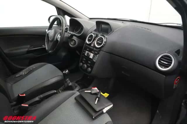 Opel Corsa (2010) thumbnail 6