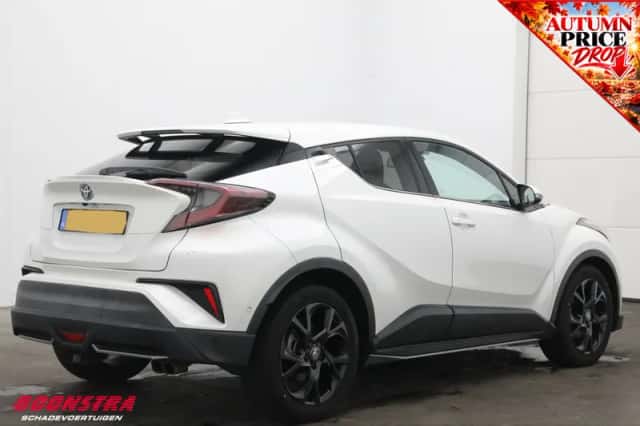 Toyota C-HR (2017) thumbnail 3
