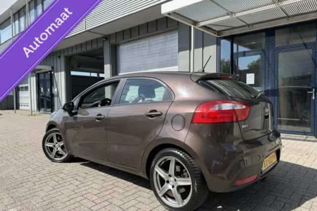 Kia Rio (2013) thumbnail 3