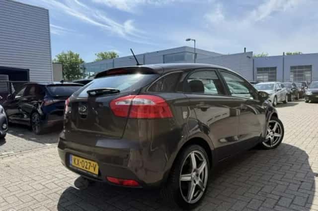Kia Rio (2013) thumbnail 4