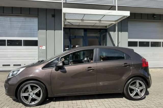 Kia Rio (2013) thumbnail 6