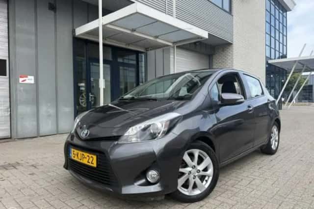 Toyota Yaris (2013) thumbnail 2