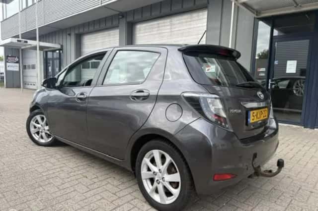 Toyota Yaris (2013) thumbnail 3