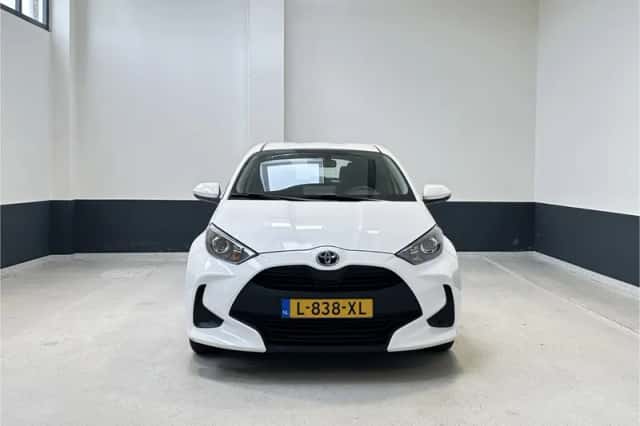 Toyota Yaris (2021) thumbnail 3