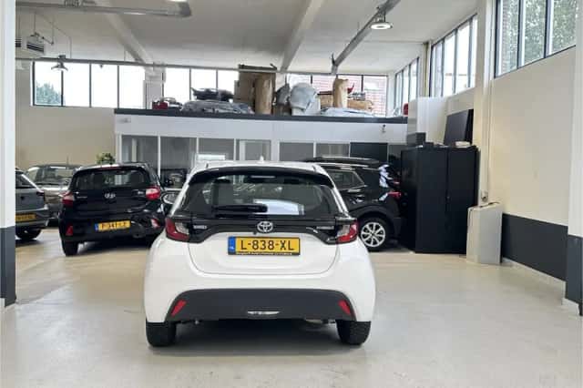 Toyota Yaris (2021) thumbnail 4