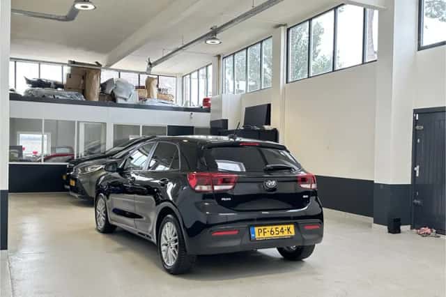 Kia Rio (2017) thumbnail 5
