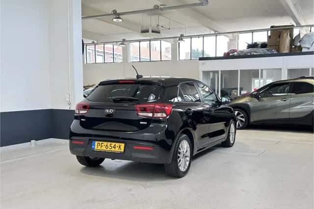 Kia Rio (2017) thumbnail 6