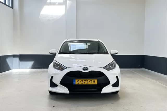 Toyota Yaris (2023) thumbnail 3