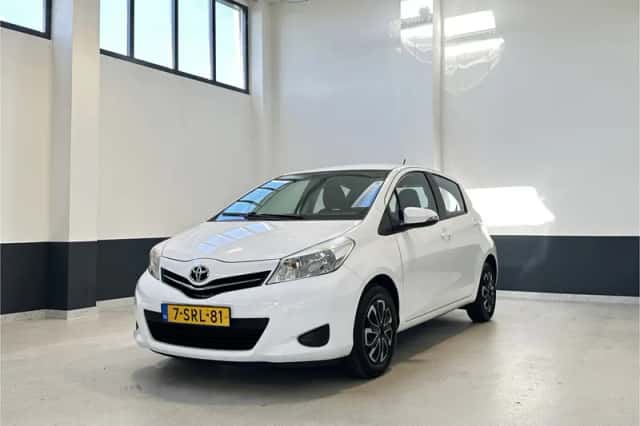 Toyota Yaris (2013) thumbnail 2