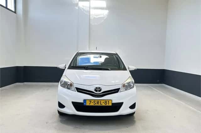 Toyota Yaris (2013) thumbnail 3