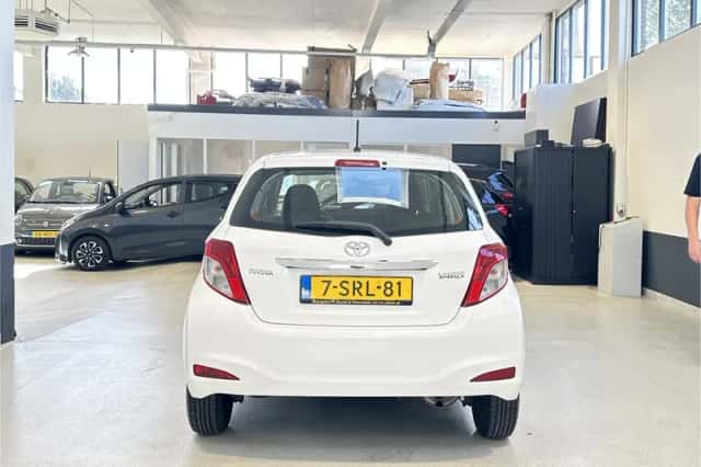 Toyota Yaris (2013) thumbnail 4