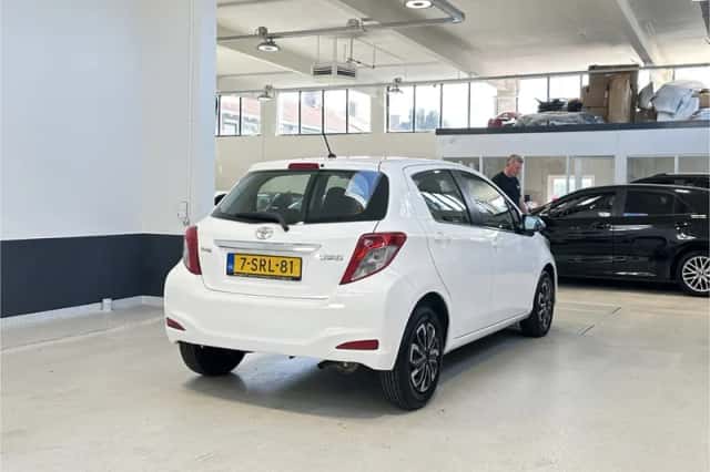 Toyota Yaris (2013) thumbnail 5