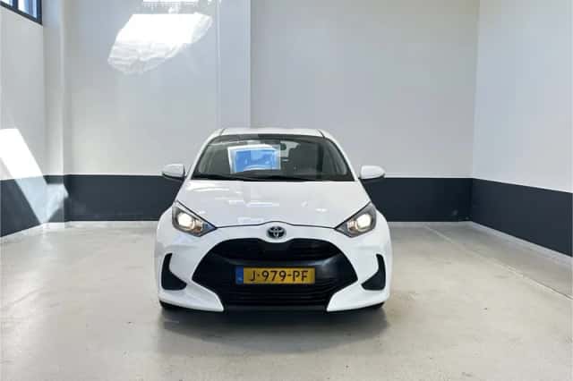 Toyota Yaris (2020) thumbnail 3