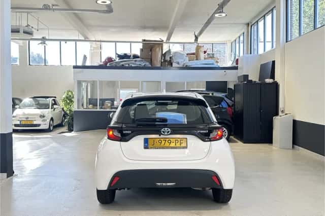 Toyota Yaris (2020) thumbnail 4