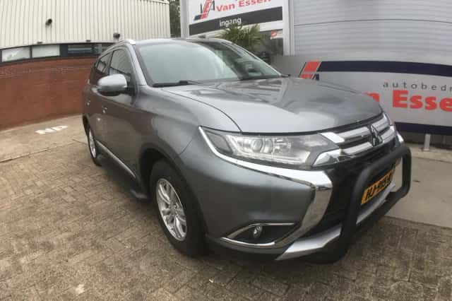 Mitsubishi Outlander (2015) thumbnail 1