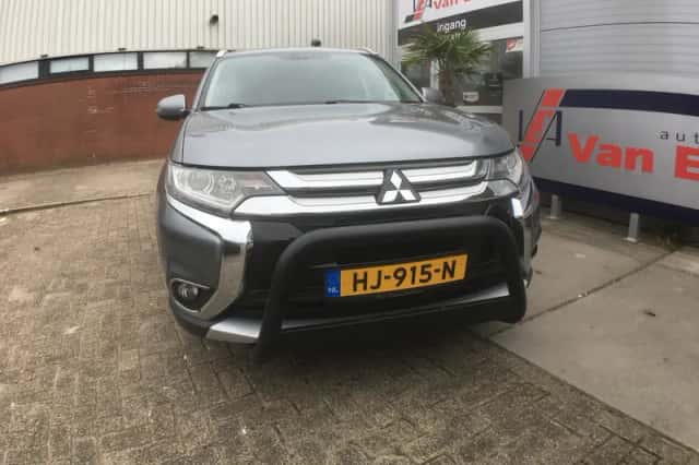Mitsubishi Outlander (2015) thumbnail 2
