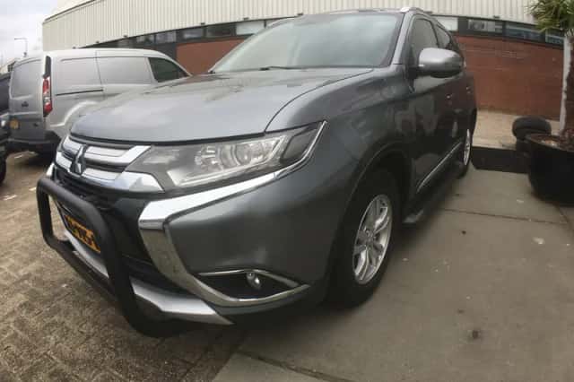Mitsubishi Outlander (2015) thumbnail 3