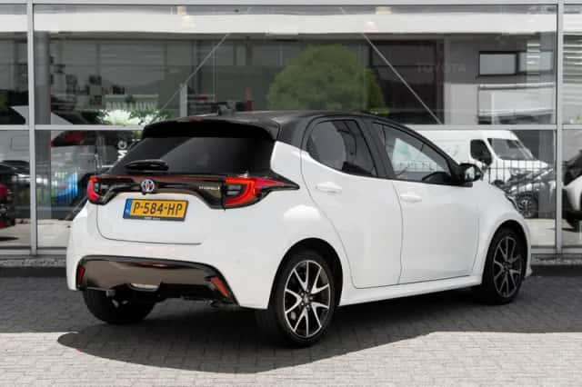 Toyota Yaris (2022) thumbnail 2