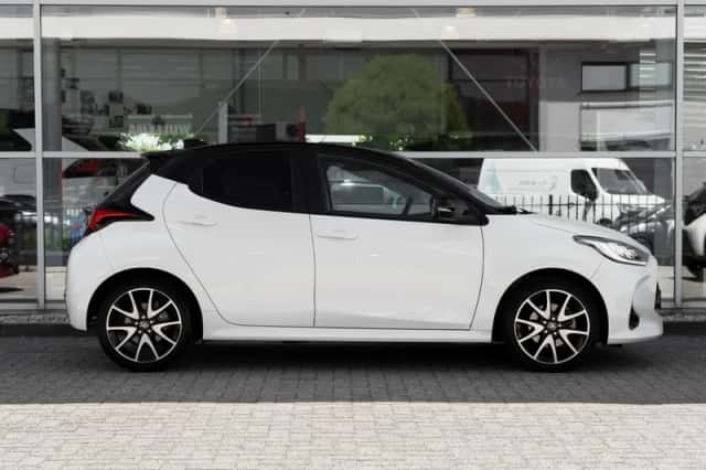 Toyota Yaris (2022) thumbnail 3