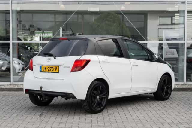Toyota Yaris (2016) thumbnail 2