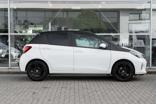 Toyota Yaris (2016) thumbnail 3