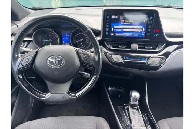 Toyota C-HR (2018) thumbnail 3