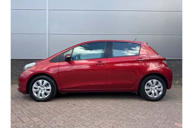 Toyota Yaris (2012) thumbnail 2