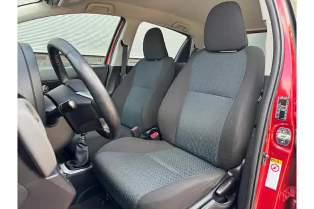 Toyota Yaris (2012) thumbnail 4