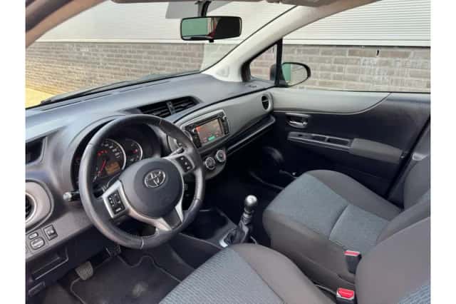 Toyota Yaris (2012) thumbnail 5