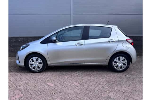 Toyota Yaris (2017) thumbnail 2