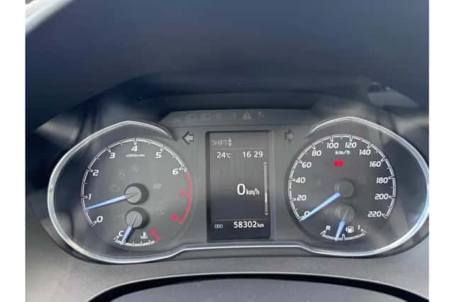 Toyota Yaris (2017) thumbnail 3