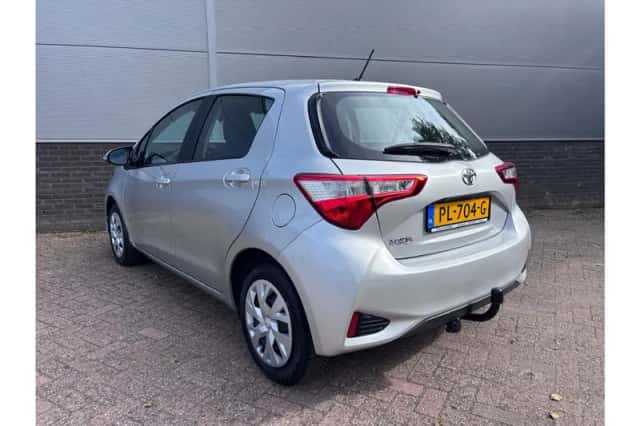 Toyota Yaris (2017) thumbnail 5