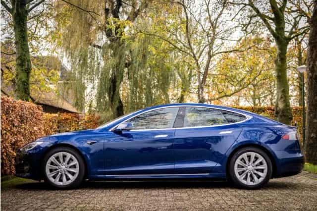Tesla Model S (2017) thumbnail 3