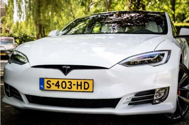 Tesla Model S (2018) thumbnail 2