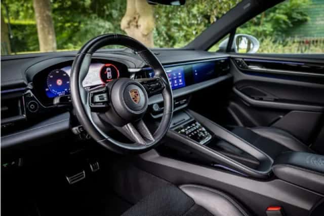 Porsche Macan (2024) thumbnail 5