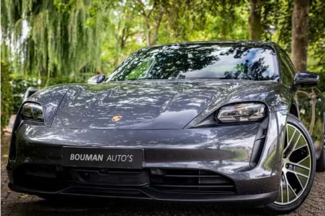 Porsche Taycan (2021) thumbnail 2