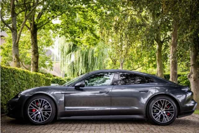 Porsche Taycan (2021) thumbnail 3