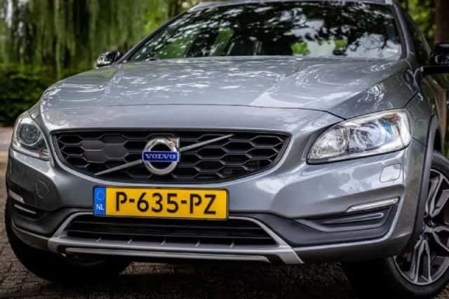Volvo V60 Cross Country (2016) thumbnail 2