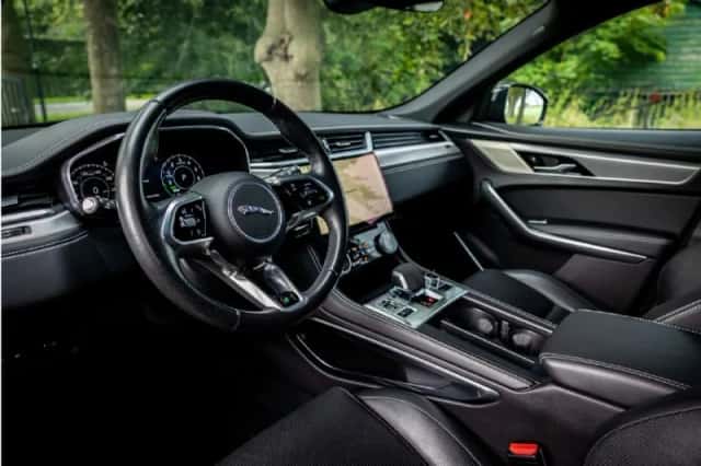 Jaguar F-Pace (2023) thumbnail 5